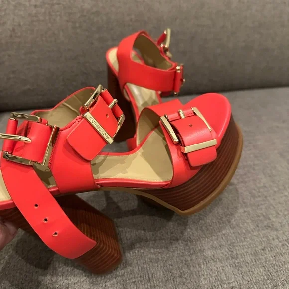 Stylish Red Sandals with Gold Buckles - Picture 2 of 5